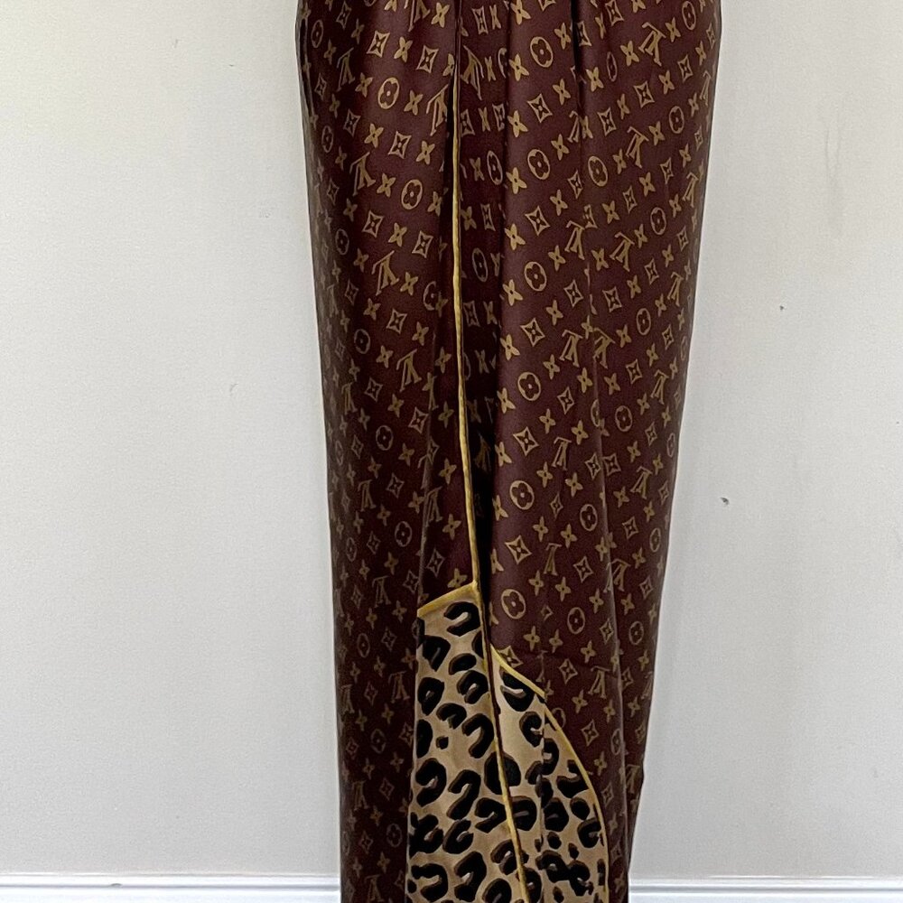 Display#1 Louis Vuitton Monogram Logo Animal Oversize Brown Gold Silk Wrap - Picture 5 of 16